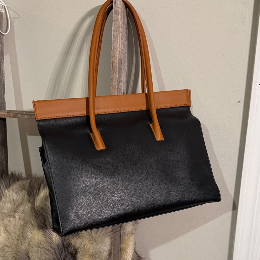 Elegant Black and Tan Tolblanc Paris Purse